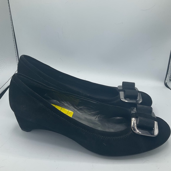 “RUSSELL & BROMLEY” for “STUART WEITZMAN” Black Bow Front Suede Heeled Shoes. - Picture 6 of 14